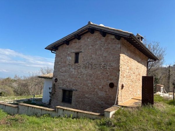 casa indipendente in vendita a Spoleto