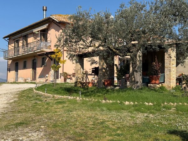 appartamento in vendita a Spoleto in zona Uncinano