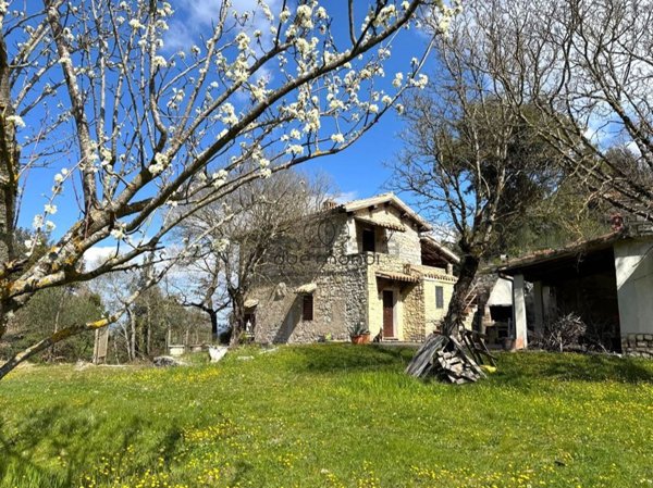casa indipendente in vendita a Spoleto in zona Rubbiano