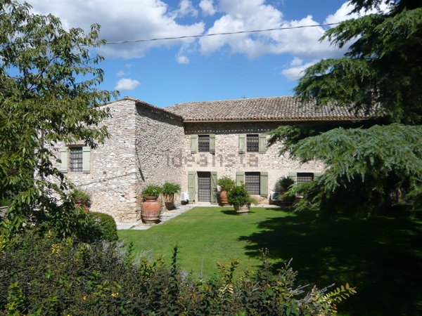casa indipendente in vendita a Spoleto