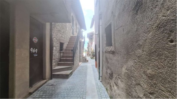 casa semindipendente in vendita a Spoleto in zona Azzano