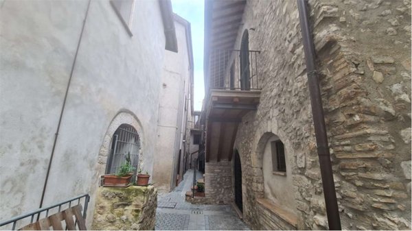 casa semindipendente in vendita a Spoleto in zona Azzano