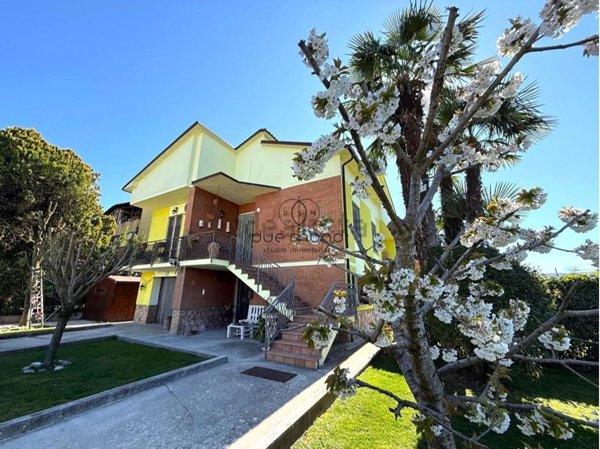 casa indipendente in vendita a Spoleto in zona Baiano