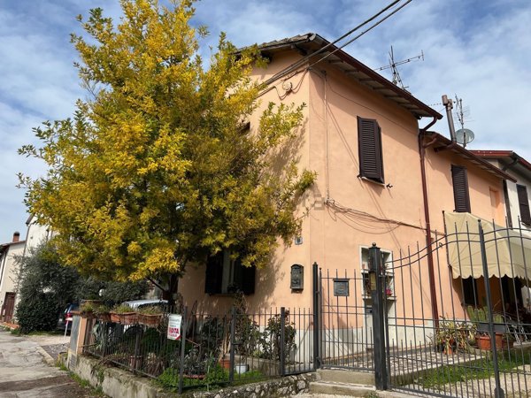 casa indipendente in vendita a Spoleto