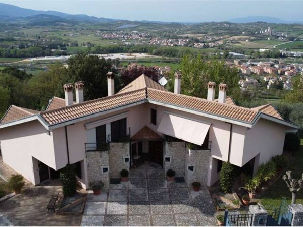 casa indipendente in vendita a Spoleto in zona Baiano