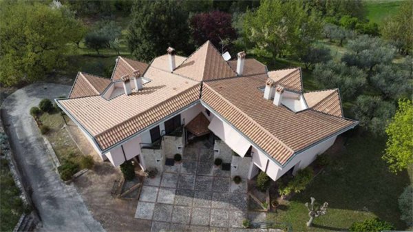 casa indipendente in vendita a Spoleto in zona Baiano
