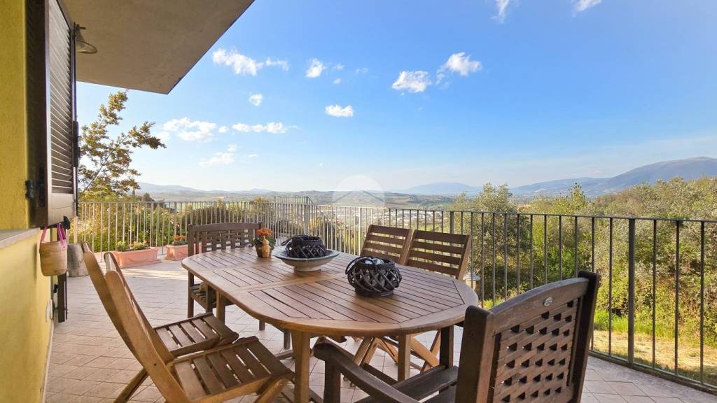 casa indipendente in vendita a Spoleto in zona Collerisana