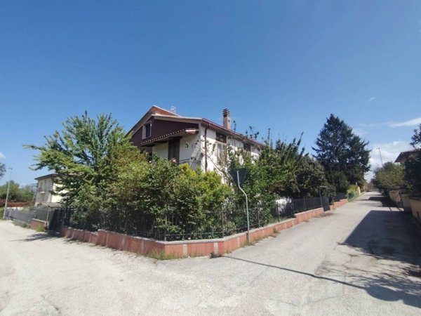 casa indipendente in vendita a Spoleto in zona Baiano