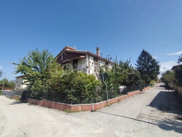 casa indipendente in vendita a Spoleto in zona Baiano