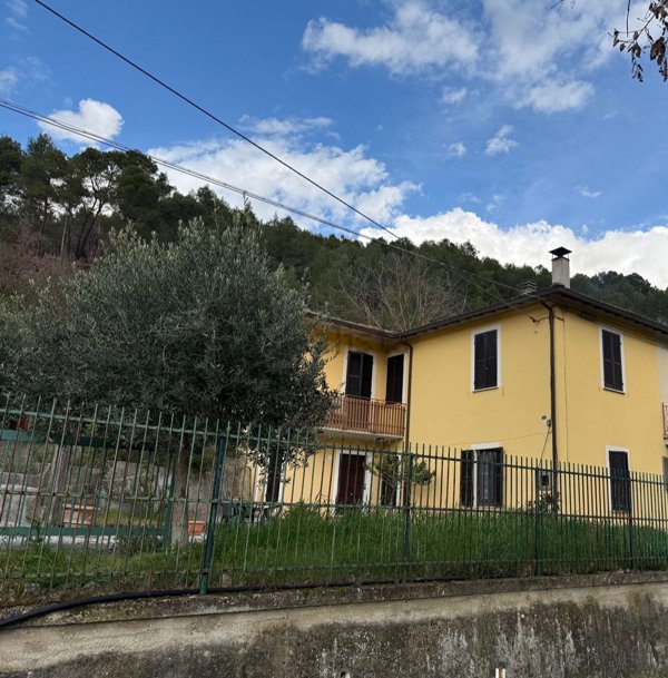 casa indipendente in vendita a Spoleto in zona Messenano