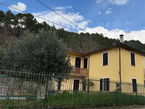 casa indipendente in vendita a Spoleto in zona Messenano