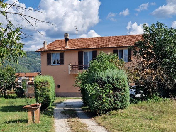 casa indipendente in vendita a Spoleto in zona Baiano