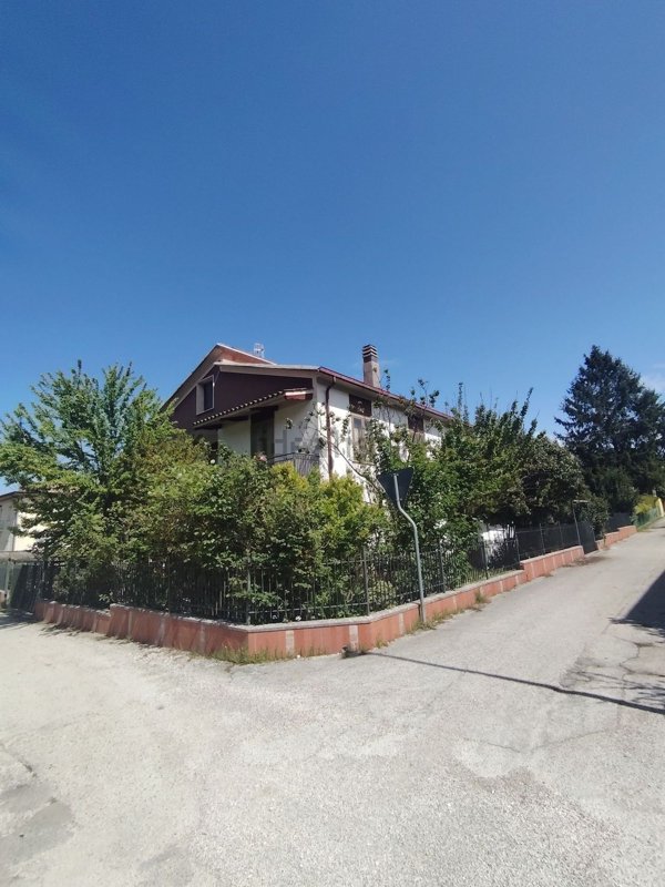 casa indipendente in vendita a Spoleto in zona Baiano