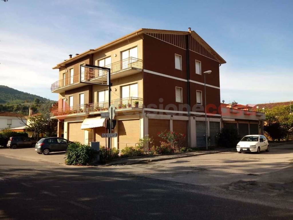 negozio in vendita a Spoleto in zona San Giovanni di Baiano
