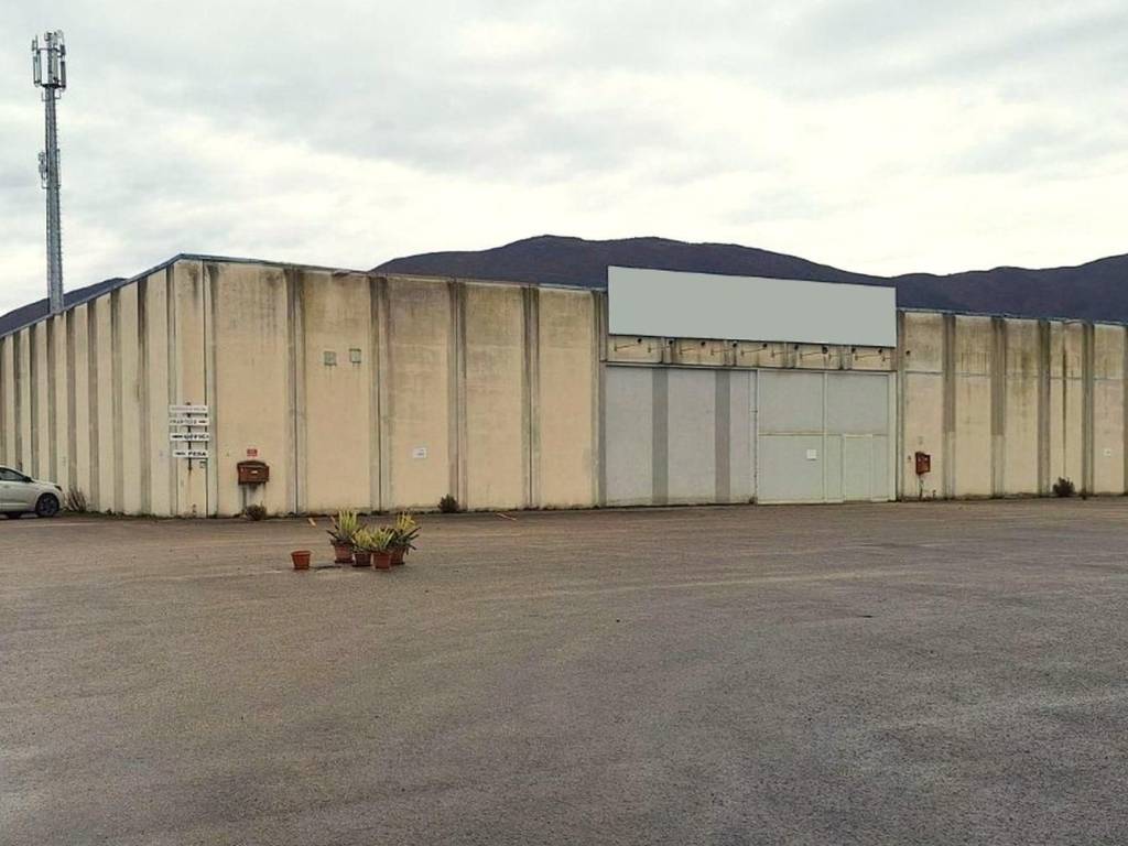 locale commerciale in vendita a Spoleto in zona San Giacomo