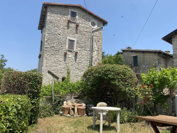 casa indipendente in vendita a Spoleto in zona Strettura