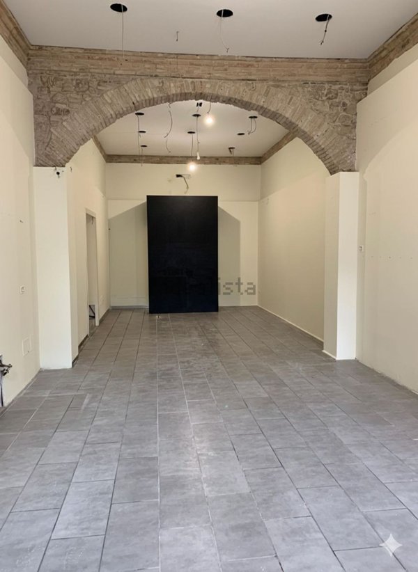 locale commerciale in vendita a Spoleto
