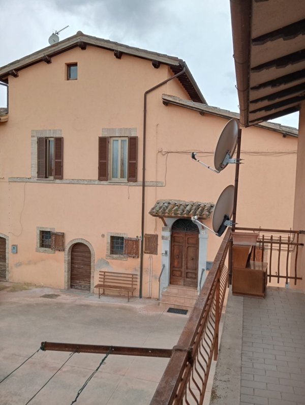 casa indipendente in vendita a Spoleto