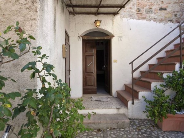 casa indipendente in vendita a Spoleto in zona Baiano