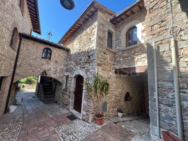 casa indipendente in vendita a Spoleto