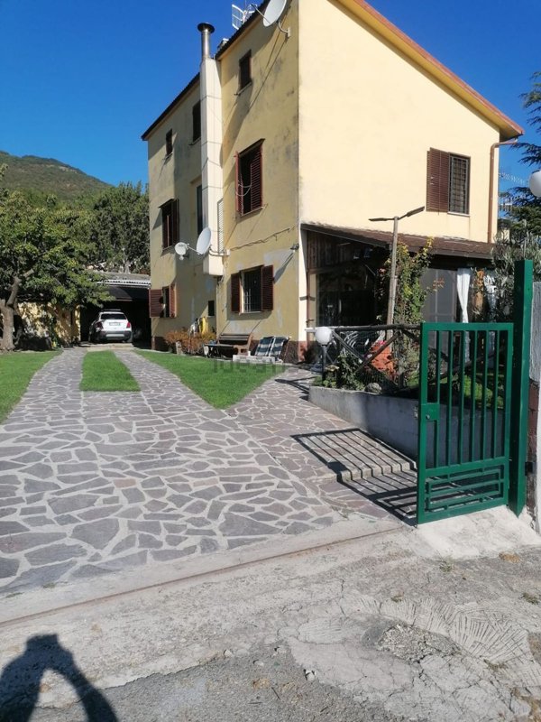 casa indipendente in vendita a Spoleto