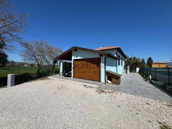 casa indipendente in vendita a Spoleto in zona Camporoppolo