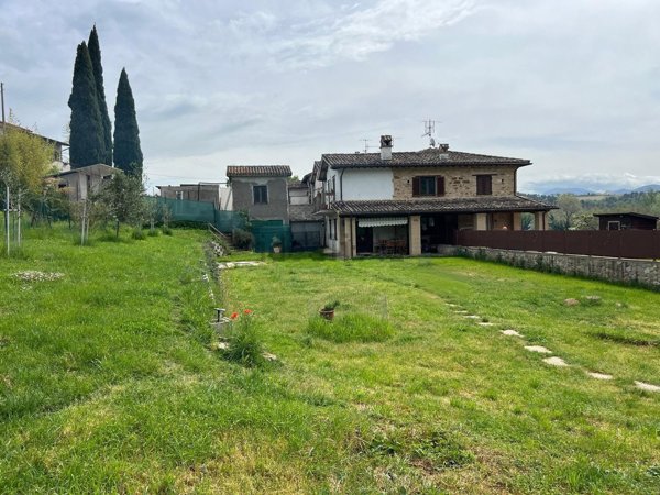 casa indipendente in vendita a Spoleto