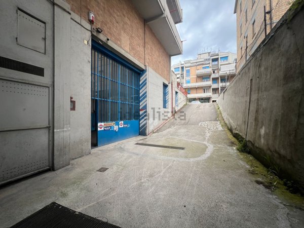 locale di sgombero in vendita a Spoleto