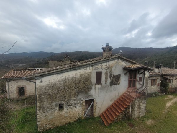 casale in vendita a Spoleto in zona Strettura