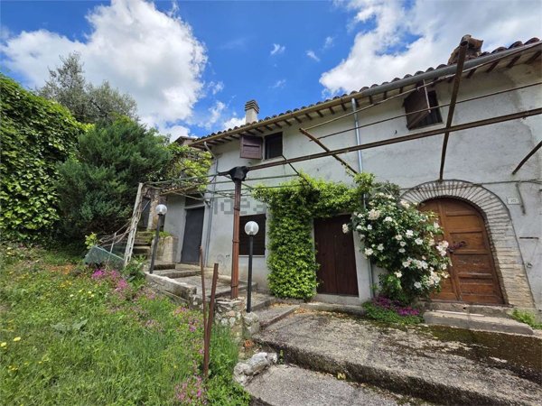 casa indipendente in vendita a Spoleto