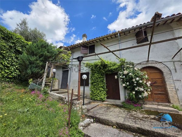 casa indipendente in vendita a Spoleto