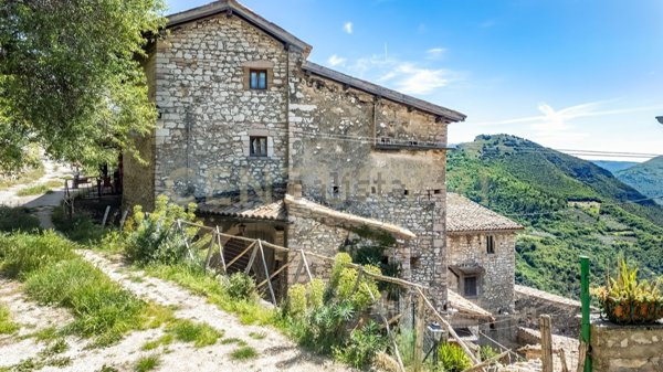 casa indipendente in vendita a Spoleto in zona Ancaiano