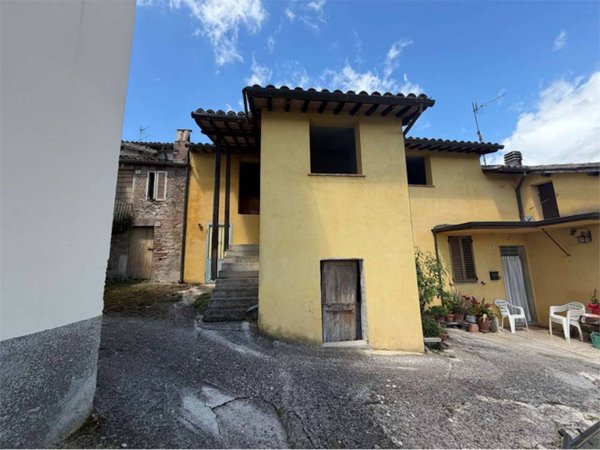 casa indipendente in vendita a Spoleto