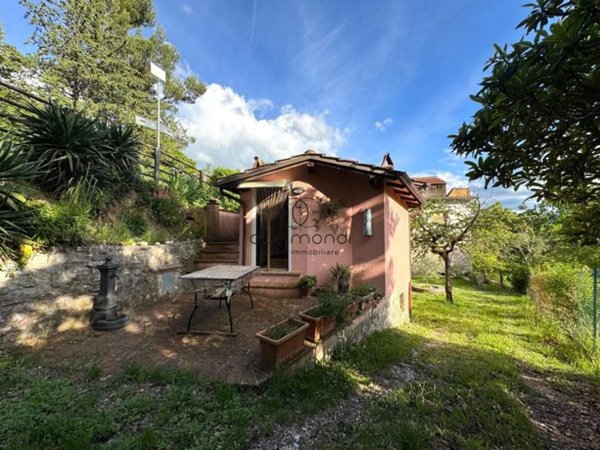 casa indipendente in vendita a Spoleto in zona Eggi