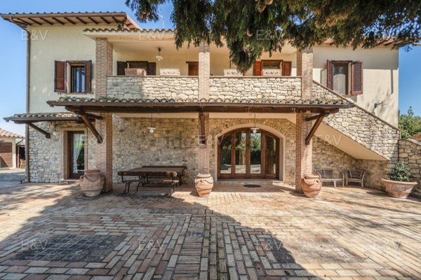casa indipendente in vendita a Spoleto