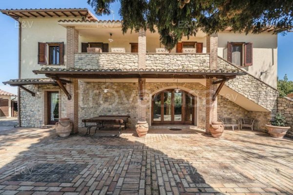 casa indipendente in vendita a Spoleto in zona Morgnano