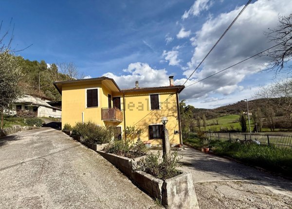 casa indipendente in vendita a Spoleto in zona Messenano