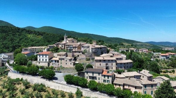 casa semindipendente in vendita a Spoleto in zona Baiano