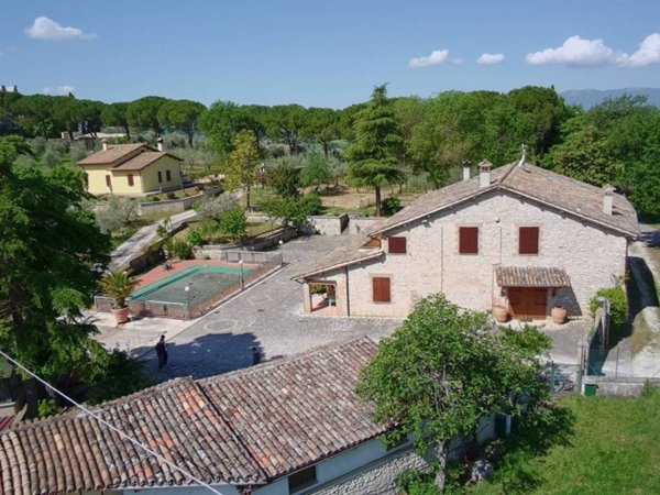 intera palazzina in vendita a Spoleto in zona Vallocchia