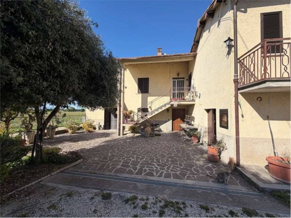 casa indipendente in vendita a Spoleto