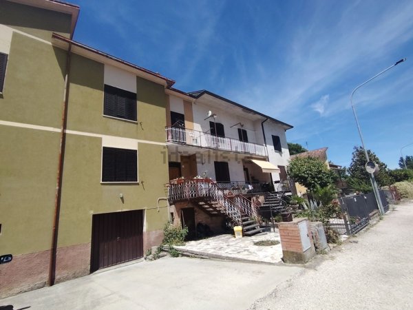 casa indipendente in vendita a Spoleto