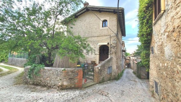 appartamento in vendita a Spoleto in zona Bazzano Inferiore