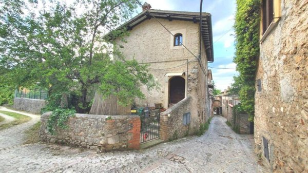 appartamento in vendita a Spoleto in zona Bazzano Inferiore