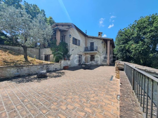 negozio in vendita a Spoleto in zona Collerisana