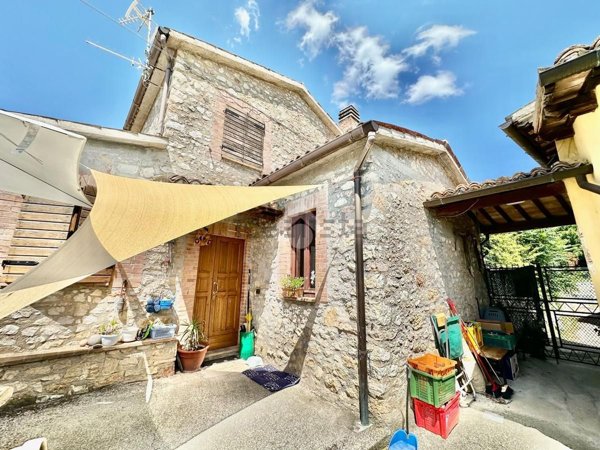 casa indipendente in vendita a Spoleto in zona Bazzano Superiore