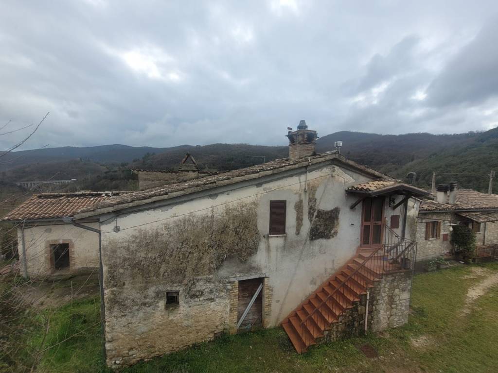 casa indipendente in vendita a Spoleto in zona Strettura