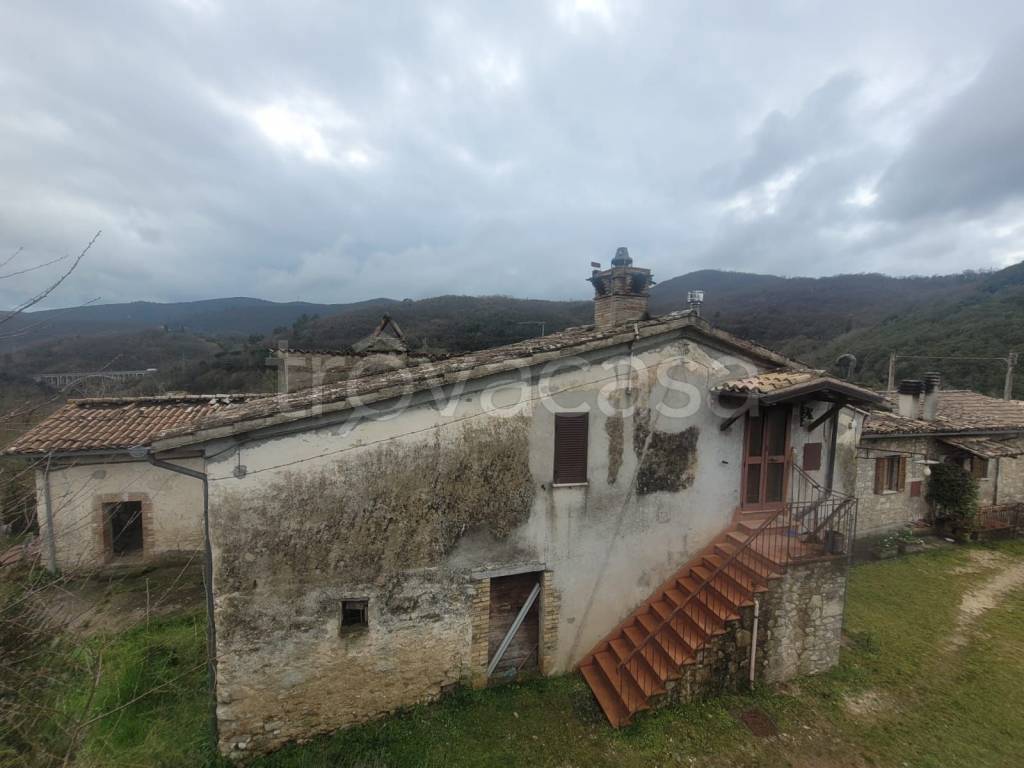 casa indipendente in vendita a Spoleto in zona Strettura