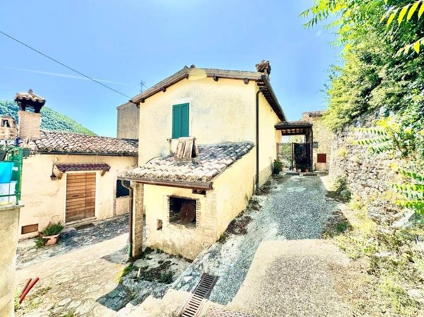 casa indipendente in vendita a Spoleto in zona Bazzano Superiore