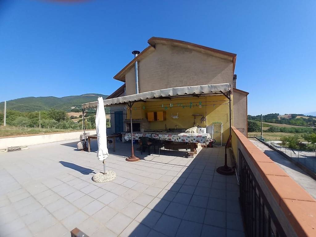 casa indipendente in vendita a Spoleto in zona Baiano