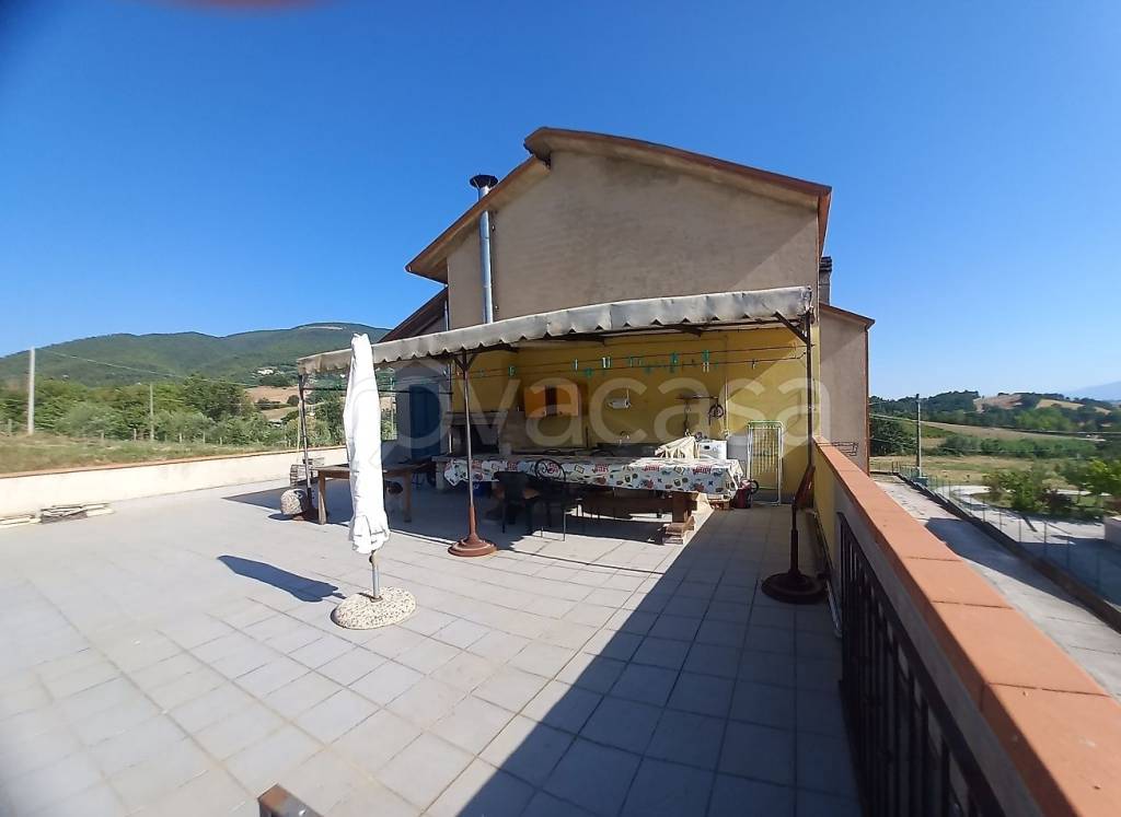 casa indipendente in vendita a Spoleto in zona Crocemarroggia